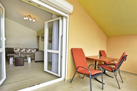 Istra, Poreč, apartmanska kuća s 5 stambenih jedinica i bazenom