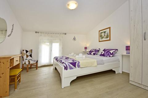 Istra, Poreč, apartmanska kuća s 5 stambenih jedinica i bazenom