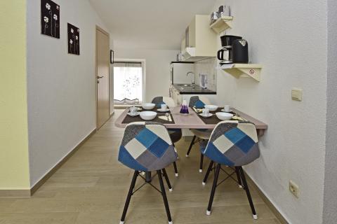 Istra, Poreč, apartmanska kuća s 5 stambenih jedinica i bazenom