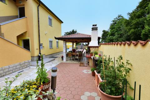 Istra, Poreč, apartmanska kuća s 5 stambenih jedinica i bazenom