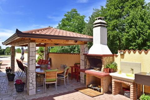 Istra, Poreč, apartmanska kuća s 5 stambenih jedinica i bazenom