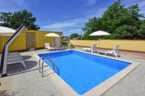 Istra, Poreč, apartmanska kuća s 5 stambenih jedinica i bazenom