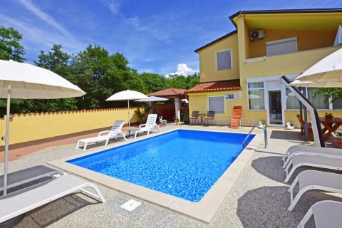 Istra, Poreč, apartmanska kuća s 5 stambenih jedinica i bazenom