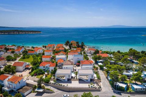 Rab, Banjol- moderne vile s bazenima, blizina mora i centra