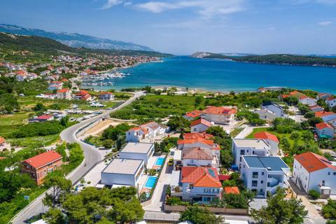 Rab, Banjol- moderne vile s bazenima, blizina mora i centra