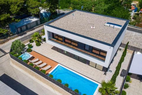 Rab, Banjol- moderne vile s bazenima, blizina mora i centra