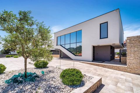 Rab, Banjol- moderne vile s bazenima, blizina mora i centra