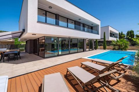 Rab, Banjol- moderne vile s bazenima, blizina mora i centra