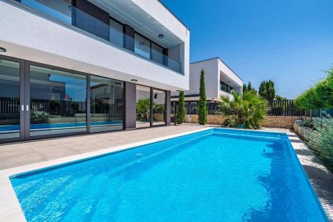 Rab, Banjol- moderne vile s bazenima, blizina mora i centra