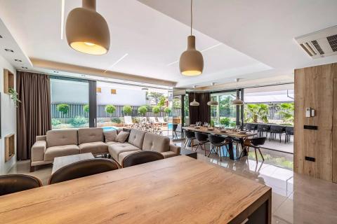 Rab, Banjol- moderne vile s bazenima, blizina mora i centra