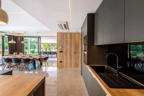 Rab, Banjol- moderne vile s bazenima, blizina mora i centra