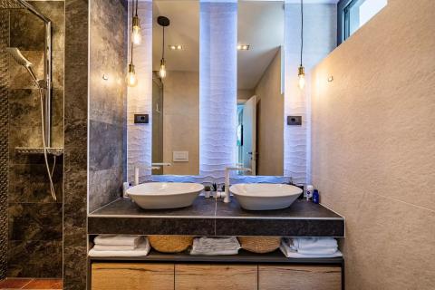 Rab, Banjol- moderne vile s bazenima, blizina mora i centra