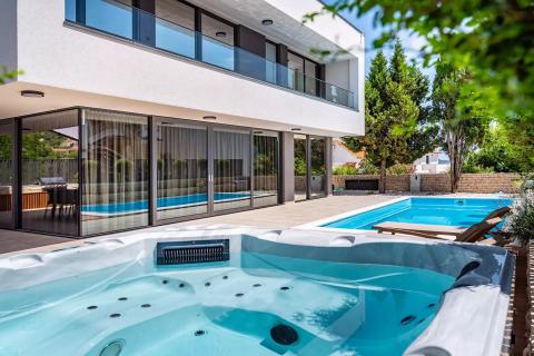 Rab, Banjol- moderne vile s bazenima, blizina mora i centra