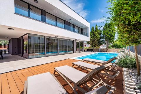 Rab, Banjol- moderne vile s bazenima, blizina mora i centra