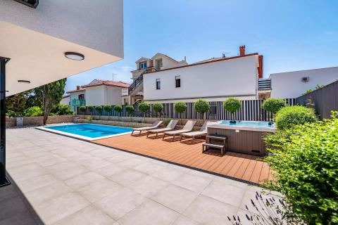 Rab, Banjol- moderne vile s bazenima, blizina mora i centra