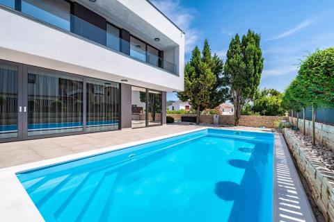 Rab, Banjol- moderne vile s bazenima, blizina mora i centra