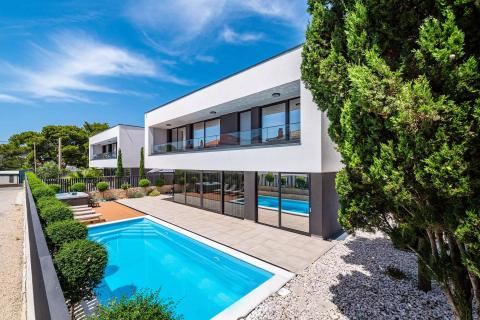 Rab, Banjol- moderne vile s bazenima, blizina mora i centra