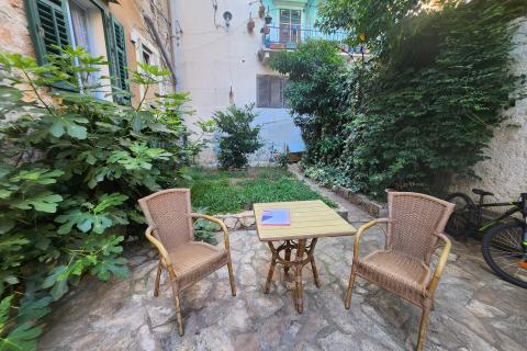 Rijeka, Centar - stan 1s+db i app u adaptiranom suterenu, u naravi 100m2  