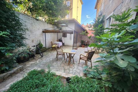 Rijeka, Centar - stan 1s+db i app u adaptiranom suterenu, u naravi 100m2  