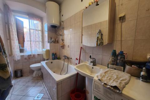 Rijeka, Centar - stan 1s+db i app u adaptiranom suterenu, u naravi 100m2  