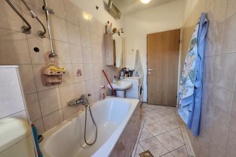 Rijeka, Centar - stan 1s+db i app u adaptiranom suterenu, u naravi 100m2  