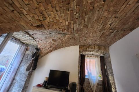 Rijeka, Centar - stan 1s+db i app u adaptiranom suterenu, u naravi 100m2  