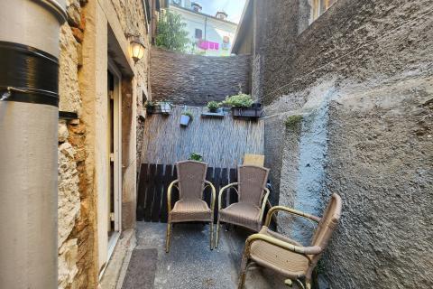 Rijeka, Centar - stan 1s+db i app u adaptiranom suterenu, u naravi 100m2  