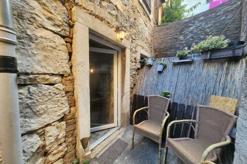 Rijeka, Centar - stan 1s+db i app u adaptiranom suterenu, u naravi 100m2  