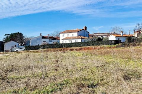 Istra, Kaštelir - građevinsko zemljište s pravomoćnom građevinskom dozvolom