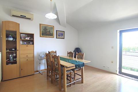 Istra,Umag,kuća sa tri stana i dvorištem!