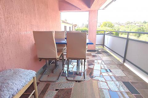 Istra,Umag,kuća sa tri stana i dvorištem!