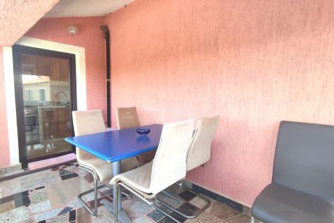 Istra,Umag,kuća sa tri stana i dvorištem!