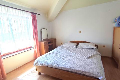 Istra,Umag,kuća sa tri stana i dvorištem!