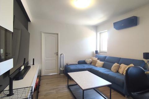 Istra,Umag,kuća sa tri stana i dvorištem!