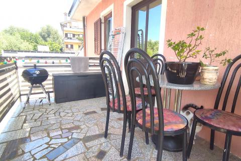 Istra,Umag,kuća sa tri stana i dvorištem!