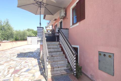 Istra,Umag,kuća sa tri stana i dvorištem!