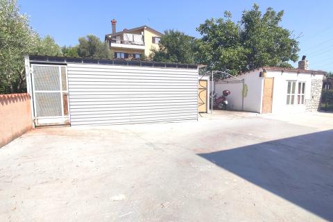 Istra,Umag,kuća sa tri stana i dvorištem!