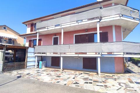 Istra,Umag,kuća sa tri stana i dvorištem!