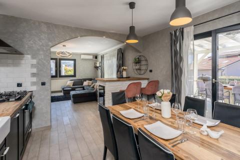 OPATIJA, POBRI- Haus 170 m2 mit Pool, Garage und Meerblick