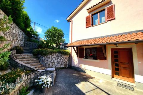 Opatija - Veprinac - kuća s dva stana s pogledom na more