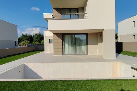 Otok Krk, nova villa sa bazenom na odličnoj lokaciji