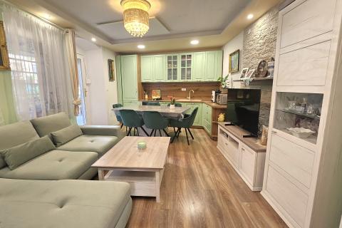 Istra, Buje, renovirani trosoban stan