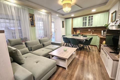 Istra, Buje, renovirani trosoban stan