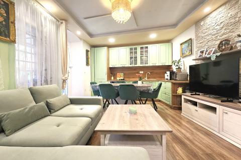 Istra, Buje, renovirani trosoban stan