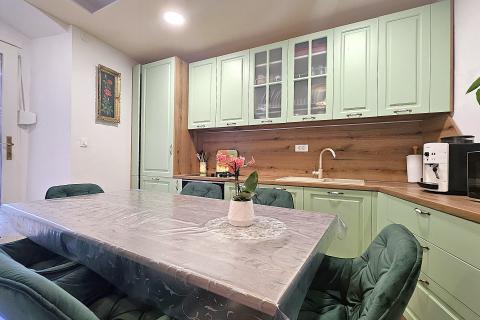 Istra, Buje, renovirani trosoban stan