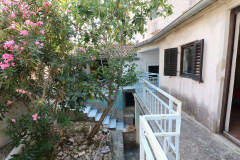 VRSAR, centar- kuća s dvorištem