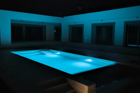 Rovinj, okolica - nova kuća 291 m2 s preljevnim bazenom na okućnici od 1180m2 