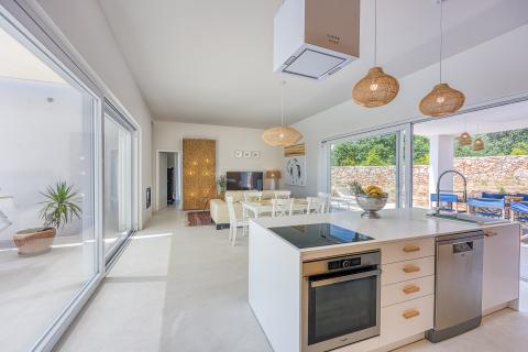 OTOK KRK-GRAD KRK,bliža okolica mode3rna villa na prodaju 