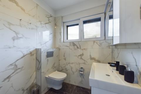 Istra,Krnica-kuća s bazenom i velikom okućnicom-najam