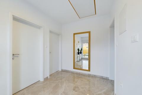 Istra,Krnica-kuća s bazenom i velikom okućnicom-najam